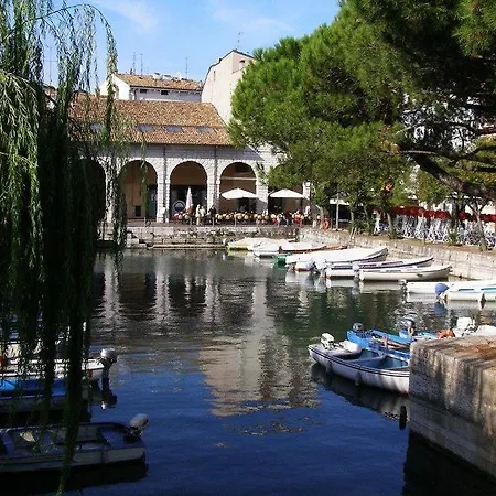 Relais De La Place 代森扎诺-德尔加达