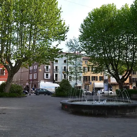 Relais De La Place شقة ديسينسانو ديل غاردا